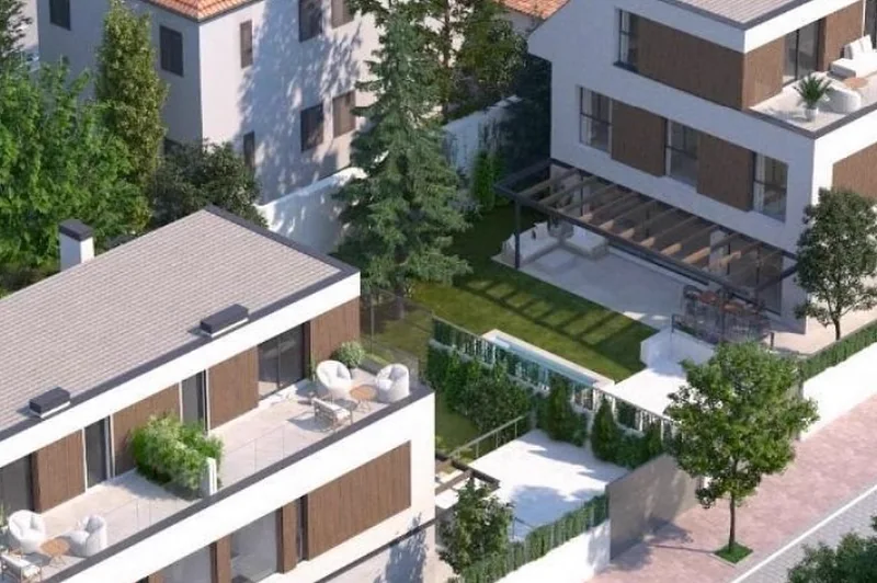 Render de las cuatro viviendas unifamiliares de Pozuelo de Alarcón vistas desde arriba, con sus terrazas y el jardín